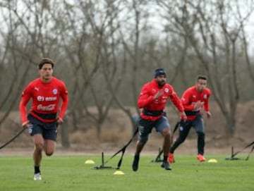 Angelo Henríquez y Fernando Meneses hablaron con la prensa. La selección chilena trabajó en doble jornada este lunes.