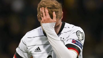 Timo Werner, jugador del Chelsea, se lamenta durante un partido con la selecci&oacute;n alemana.
