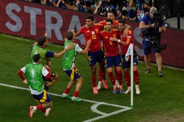 Mikel Merino celebra el segundo tanto que marca en los instantes finales de la prórroga.