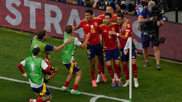 Mikel Merino celebra el segundo tanto que marca en los instantes finales de la prórroga.