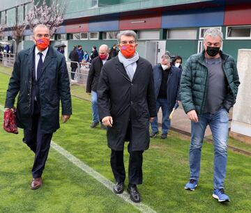 Joan Laporta visita a las plantillas de fútbol tras las elecciones.