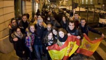 CALOR AMBIENTAL. Un grupo de aficionados lucieron ayer banderas espa&ntilde;olas por las calles de Par&iacute;s.