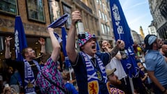 Munich (Germany), 13/06/2024.- Fans of Scotland cheer in the city center on the eve of the UEFA EURO 2024 opening match between Germany and Scotland, in Munich, Germany, 13 June 2024. The UEFA EURO 2024 runs from 14 June to 14 July in Germany. (Alemania) EFE/EPA/MARTIN DIVISEK
