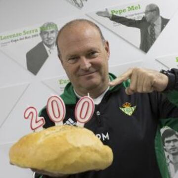 OPTIMISMO. Pepe Mel posa con un detalle en la antesala de su duelo 200 como técnico bético.