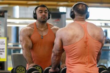 El jordano Mohammad Nsour, renunci¨® a la carrera de medicina para perseguir su sue?o de convertirse en un fisicoculturista estrella. A los 26 a?os, est¨¢ un paso m¨¢s cerca, ya que se clasific¨® para Mr Olympia, un prestigioso concurso internacional en Las Vegas, Nevada, donde se enfrentar¨¢ a los nombres y m¨²sculos m¨¢s importantes del deporte.