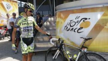 Alberto Contador antes de la salida de la decimosexta etapa del Tour de Francia 2015.
