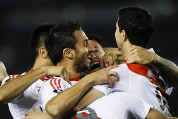 Los jugadores de River Plate celebran el 5-0.