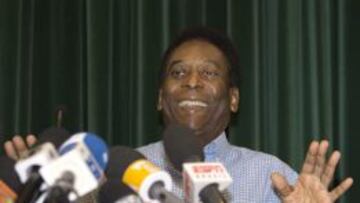 Pelé, en rueda de prensa, tras ser dado de alta.