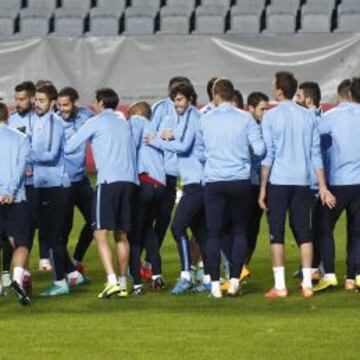 El Atlético llegó ayer a mediodía a Suecia y se entrenó por la tarde en el Swedbank, escenario del partido de hoy. En la sesión hubo muy buen ambiente y risas e incluso algún pasillo, como el que en la imagen hacen a Cerci.