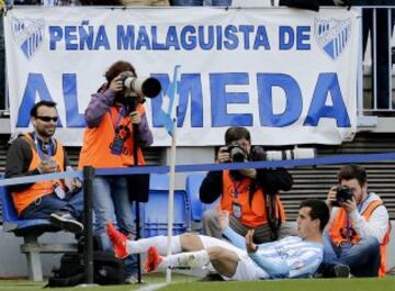 El delantero del Málaga Juanmi, celebra su gol, primero del equipo ante el Córdoba