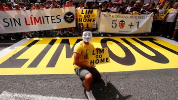 Un aficionado del Valencia, en la protesta contra LIm.