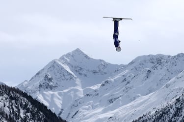 Hanna Huskova, del Equipo de Atletas Neutrales Individuales, compite en la Final Uno de Acrobacias Aéreas Femeninas.