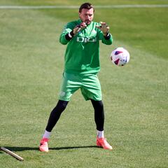 El Rayo cree que Dimitrievski lo tiene hecho con el Valencia