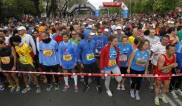 Los corredores se preparan en la linea de salida.