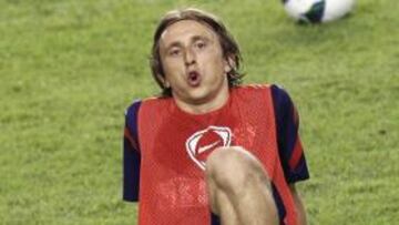 <b>A LA ESPERA. </b>Modric sigue trabajando en solitario con el Tottenham esperando que todo se resuelva.