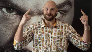 Tyson Fury gesticula durante una rueda de prensa en Manchester en la que ha anunciado su regreso al ring tras dos a&ntilde;os de ausencia.