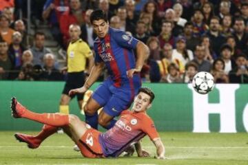  El delantero uruguayo del FC Barcelona Luís Suárez  pelea un balón con John Stones, del Manchester City