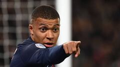 Paris Saint-Germain&#039;s French forward Kylian Mbappe gestures during the French L1 football match Paris Saint-Germain (PSG) vs Strasbourg, on April 7, 2019 at the Parc des Princes stadium in Paris. (Photo by FRANCK FIFE / AFP)
 PUBLICADA 14/04/19 NA MA