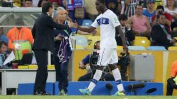 El delantero italiano Balotelli (d) saluda a su entrenador, Cesare Prandelli, tras ser sustituido durante el partido de las Confederaciones FIFA 2013 ante M&eacute;xico disputado hoy en el estadio de Maracan&aacute;, en R&iacute;o de Janeiro. 