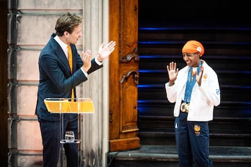 El secretario de Estado para el Deporte, Vincent Karremans, recibe a Sifan Hassan, triple medallista. 