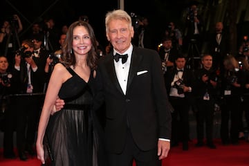La historia de Harrison Ford y Calista Flockhart comenz¨® en 2002, cuando se conocieron en la gala de los Globos de Oro. A pesar de la diferencia de edad de 22 a?os, su conexi¨®n fue inmediata, y en 2010 se casaron en una ceremonia ¨ªntima en Nuevo M¨¦xico.
Desde entonces, han mantenido una relaci¨®n estable y han formado una familia junto a Liam, el hijo adoptivo de Calista, a quien Harrison acogi¨® como propio. A lo largo de los a?os, han sido vistos en eventos p¨²blicos, pero han optado por mantener su vida privada lejos del foco medi¨¢tico.