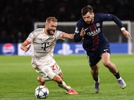 Bayern Munich's Austrian midfielder #27 Konrad Laimer fights for the ball with Paris Saint-Germain's Georgian forward #07 Khvicha Kvaratskhelia during the UEFA Champions League, league phase day 4, football match between Paris Saint-Germain (PSG) and FC Bayern Munich at the Parc des Princes in Paris, on November 4, 2025. (Photo by FRANCK FIFE / AFP)