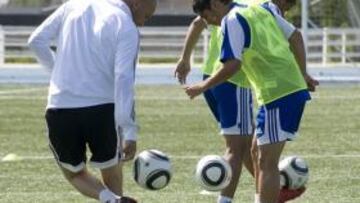 <b>ÍDOLO. </b>Zidane apoya a los concursantes en todo momento.