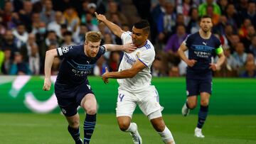 MADRID, 04/05/2022.- El centrocampista brasileño del Real Madrid Carlos Casemiro (d) lucha con el belga Kevin De Bruyne, del Mancester City, durante el partido de semifinales de la Liga de Campeones que se disputa este miércoles en el estadio Santiago Bernabéu, en Madrid. EFE/Sergio Pérez
