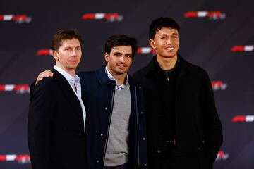 James Vowles, Jefe de la escudera Williams, con los pilotos oficiales del equipo, Carlos Sainz y Alexander Albon.