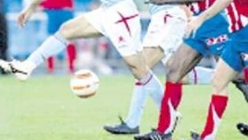 <b>SE LO INVENTÓ. </b>En el minuto 82 de partido Iriney recibe y se planta ante Leo Franco. Perea evita tocarle, pero Lizondo señala penalti.