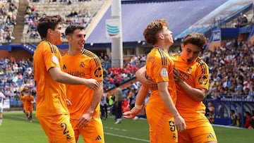 Los jugadores del Castilla celebran un gol de Víctor Muñoz.