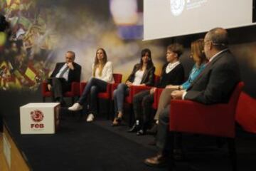 El Foro 2014 AS dedicó su espacio a la mujer, como homenaje al día de la Mujer Trabajadora que se celebra el próximo sábado. Para la ocasión cuatro destacadas representantes del mundo del deporte, la empresa y la política: Ana Muñoz, directora del Consejo Superior de Deportes; María Fanjul, directora ejecutiva de Entradas.com; Amaya Valdemoro, exjugadora de baloncesto y considerada la mejor española de la historia, y Amanda Sampedro, jugadora del Atlético Féminas y de la selección absoluta de fútbol.