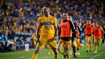 Gignac celebrando su gol durante el Tigres vs Necaxa.