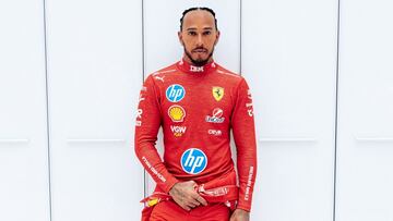Lewis Hamilton, vestido con el mono de Ferrari por primera vez.