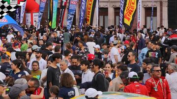 La gente durante una etapa de la carrera panamericana.