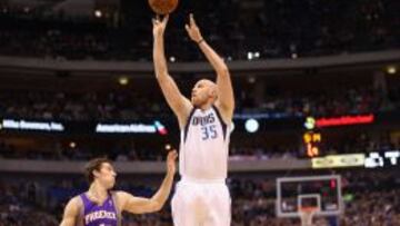 Chris Kaman lanza a canasta durante un partido contra Phoenix el 27 de enero.