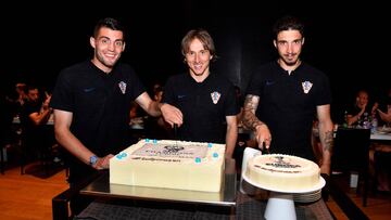 Kovacic, Modric y Vrsaljko con las tartas.