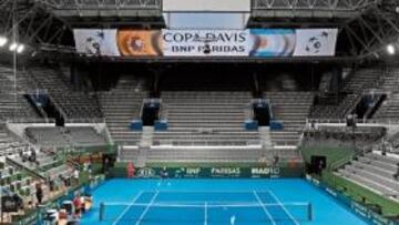<b>ENSAYO. </b>David Ferrer, al servicio, y Marcel Granollers, al resto, en un entrenamiento en la cancha del Pabellón Islas Malvinas. Emilio Sánchez Vicario (de espaldas) observa.