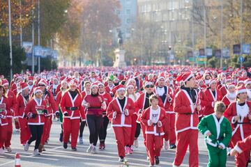 Cientos de personas durante la XIII Carrera de Pap¨¢ Noel, a 22 de diciembre de 2024, en Madrid (Espa?a).