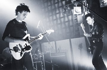 Robert Smith y Simon Gallup, en una anterior presencia en Bélgica, en octubre de 1980.