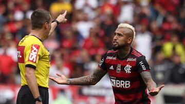 Soccer Football - Brasileiro Championship - Flamengo v Ceara - Maracana, Rio de Janeiro, Brazil - September 4, 2022 Flamengo's Arturo Vidal remonstrates with referee Paulo Cesar Zanovelli REUTERS/Sergio Moraes