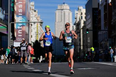 Dos corredores ascienden hasta Callao desde Plaza de España por la Gran Vía madrileña, una sufrida ascensión para los participantes de la carrera.
