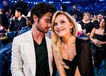 Chase Stokes y Kelsea Ballerini durante la gala de los Premios Grammys 2025 celebrados en Los ?ngeles.