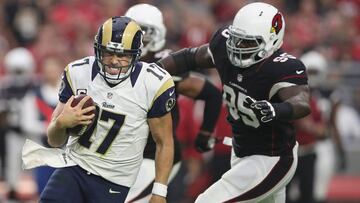 GLENDALE, AZ - OCTOBER 02: Quarterback Case Keenum #17 of the Los Angeles Rams runs with the football in front of nose tackle Rodney Gunter #95 of the Arizona Cardinals during the second half of the NFL game at the University of Phoenix Stadium on October 2, 2016 in Glendale, Arizona. Christian Petersen/Getty Images/AFP
== FOR NEWSPAPERS, INTERNET, TELCOS & TELEVISION USE ONLY ==