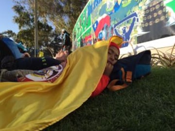 Hinchas colombianos y argentinos se reúnen en Viña del Mar para el partido de los cuartos de final.