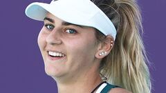 Marta Kostyuk reacciona durante su partido ante Veronika Kudermetova en el Abu Dhabi WTA Wome's Tennis Open en la Zayed Sports City de Abu Dhabi, Emiratos Árabes Unidos.