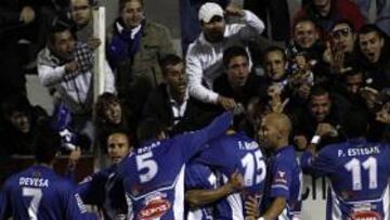 <b>PIÑA VICTORIOSA. </b>Los jugadores del Alcoyano celebran el gol de Gato, en el minuto 8, con sus aficionados.
