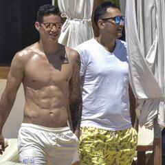 James Rodríguez se relaja en Ibiza antes de decidir su futuro