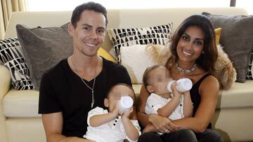 Kyle Kuric (Indiana, EEUU, 1989), posa junto a su esposa Taraneh y sus hijos, durante el encuentro con Efe, con motivo del aniversario de la intervención que sufrió para extirparle un tumor cerebral.