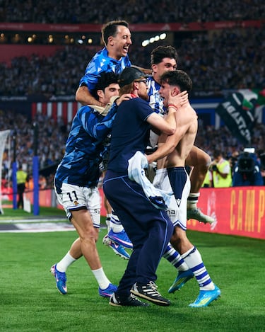 El conjunto txuri‑urdin celebra sobre el césped el título de la Copa del Rey, logrado tras una final que se resolvió en la tanda de penaltis.